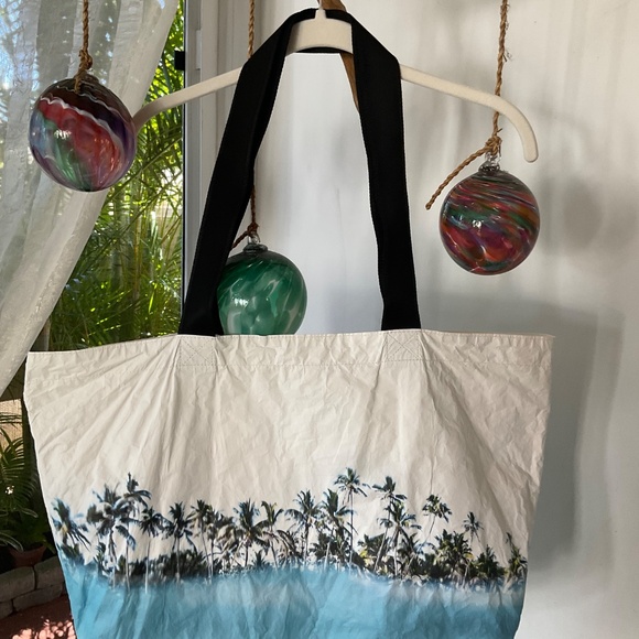 ALOHA Collection Temae Tahiti Large Reversible Bag - Picture 7 of 8